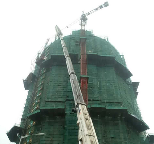 召陵吊车在工地上作业